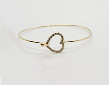 Load image into Gallery viewer, Amour Heart Buckle Bangle