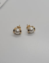 Load image into Gallery viewer, Samara Pearl Studs